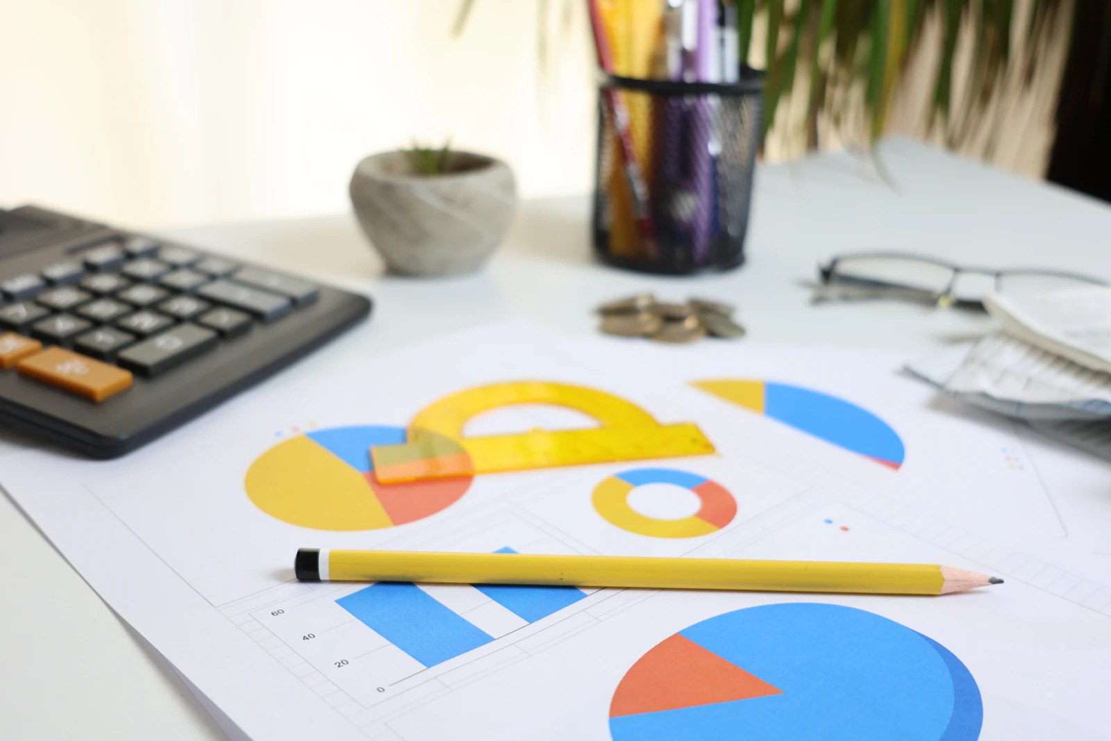 Mesa de planejamento financeiro com gráficos, calculadora e anotações