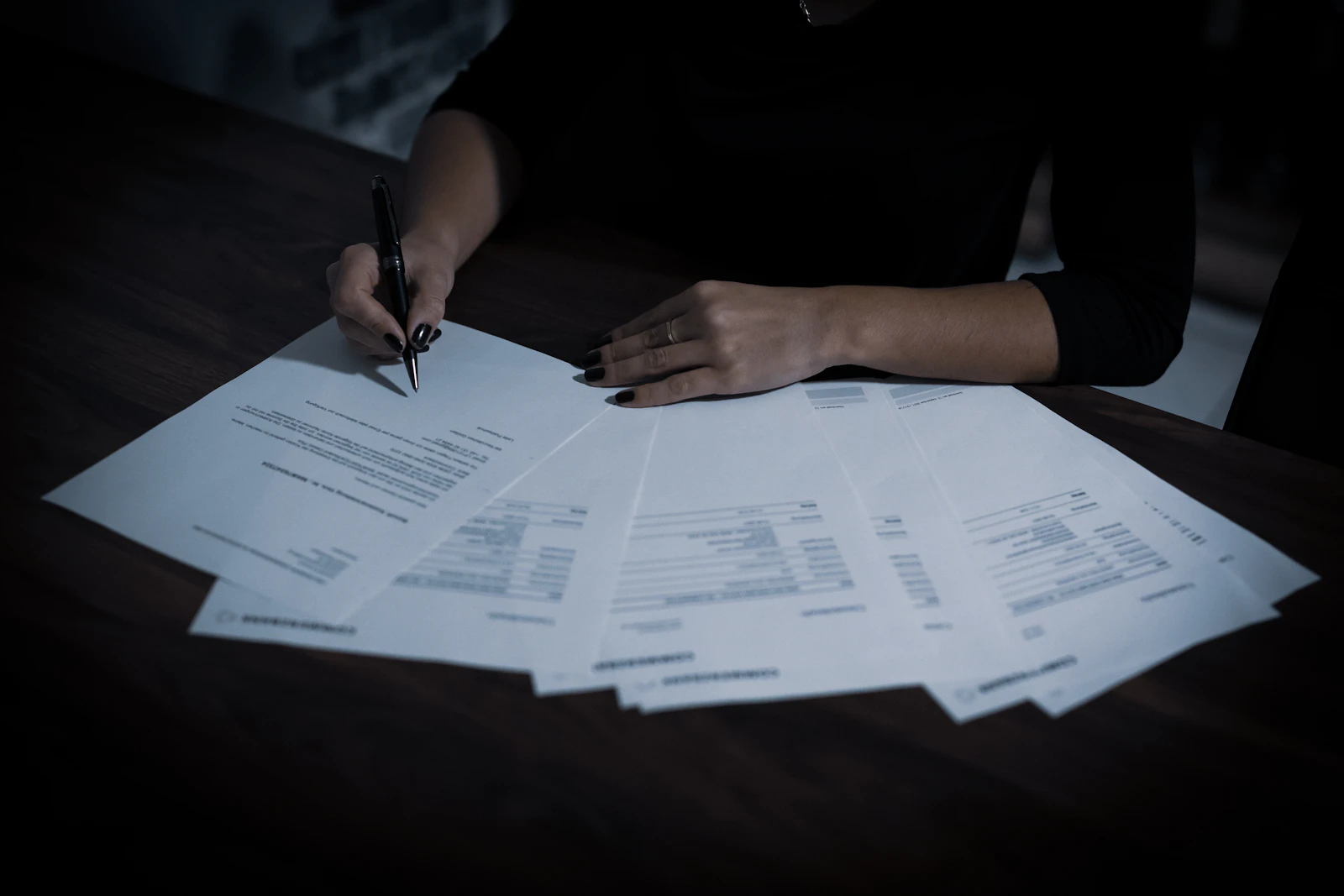 Profissional analisando documentos de recebíveis em uma mesa